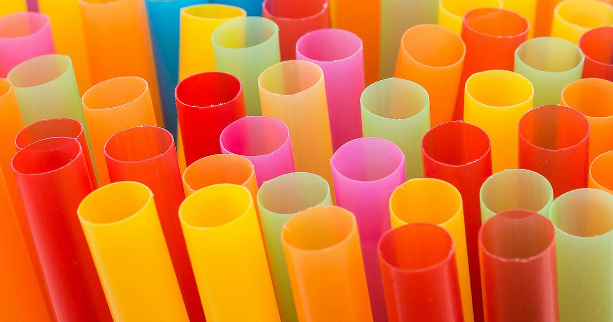 В Англии запрещены пластиковые трубочки и размешиватели для напитков